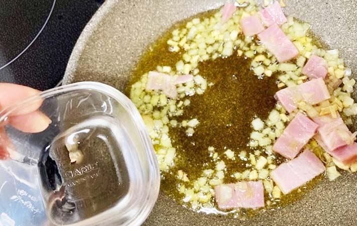 『ペンネ・アッラ・ウォッカ』を作る写真