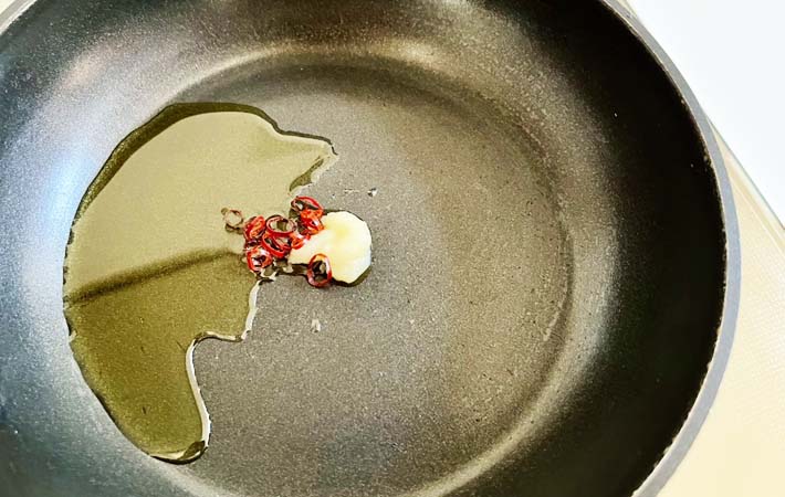 『もやしのペペロンチーノ』を作る写真