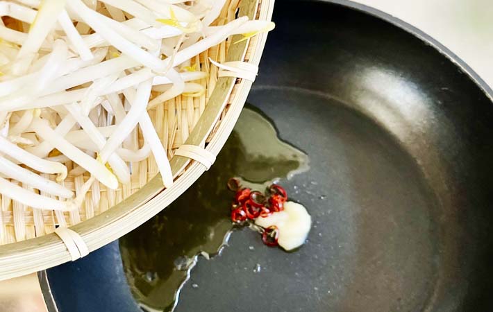『もやしのペペロンチーノ』を作る写真