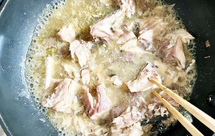 『サバ缶のつけ麵』を作る写真
