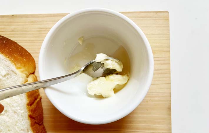 『金の食パンでだし旨ガーリックトースト』を作る写真