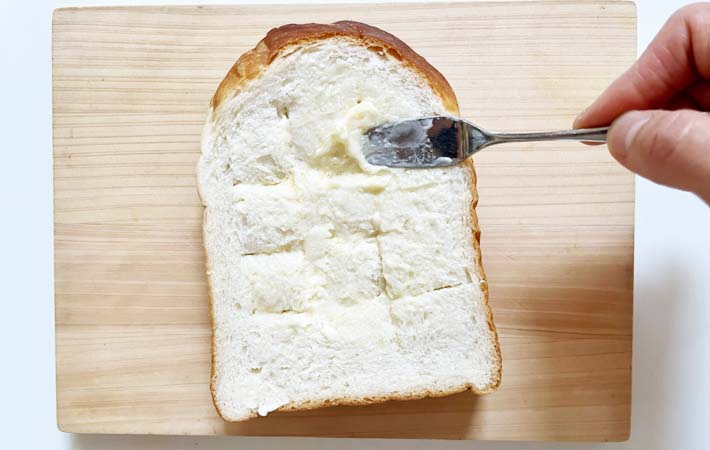 『金の食パンでだし旨ガーリックトースト』を作る写真