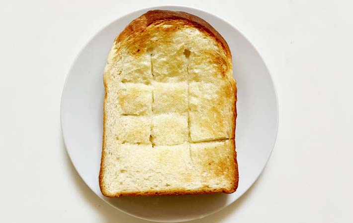 『金の食パンでだし旨ガーリックトースト』を作る写真