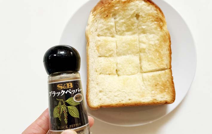 『金の食パンでだし旨ガーリックトースト』を作る写真