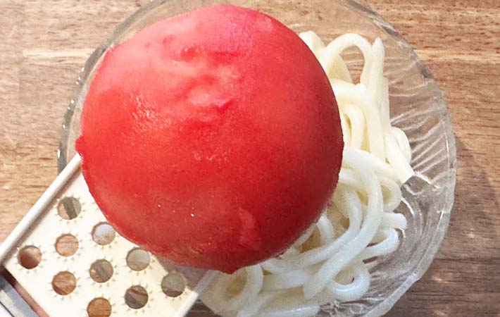 『シャリシャリトマトうどん』を作る写真