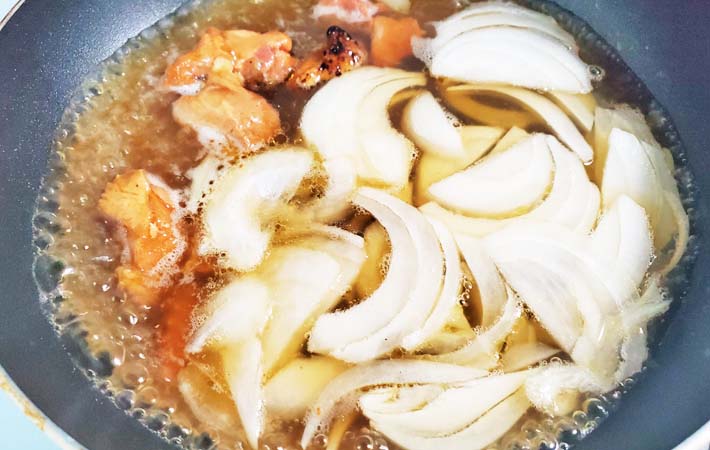 『焼き鳥缶のチーズ親子煮』を作る写真