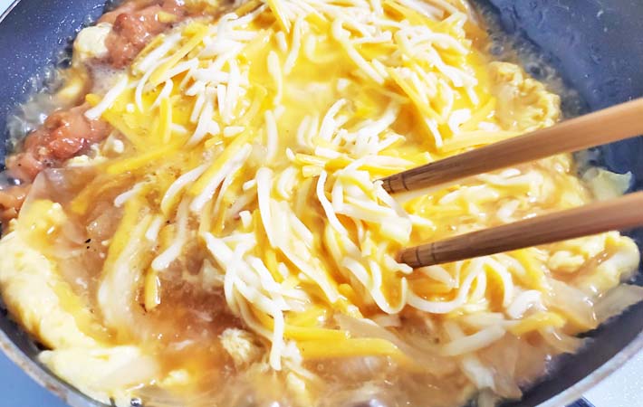 『焼き鳥缶のチーズ親子煮』を作る写真