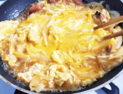 『焼き鳥缶のチーズ親子煮』を作る写真