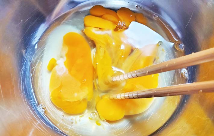 『もやしとキムチのオムレツ』を作る写真