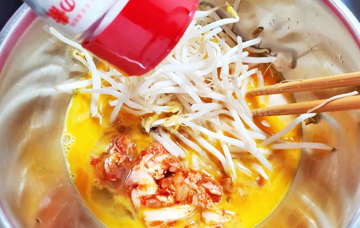 『もやしとキムチのオムレツ』を作る写真