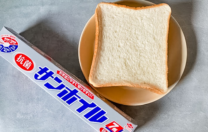 食パンとアルミホイルの写真