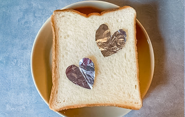 食パンとアルミホイルの写真