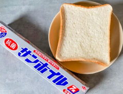 食パンとアルミホイルの写真