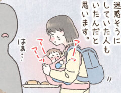 泣き出した赤ちゃんに焦る母親