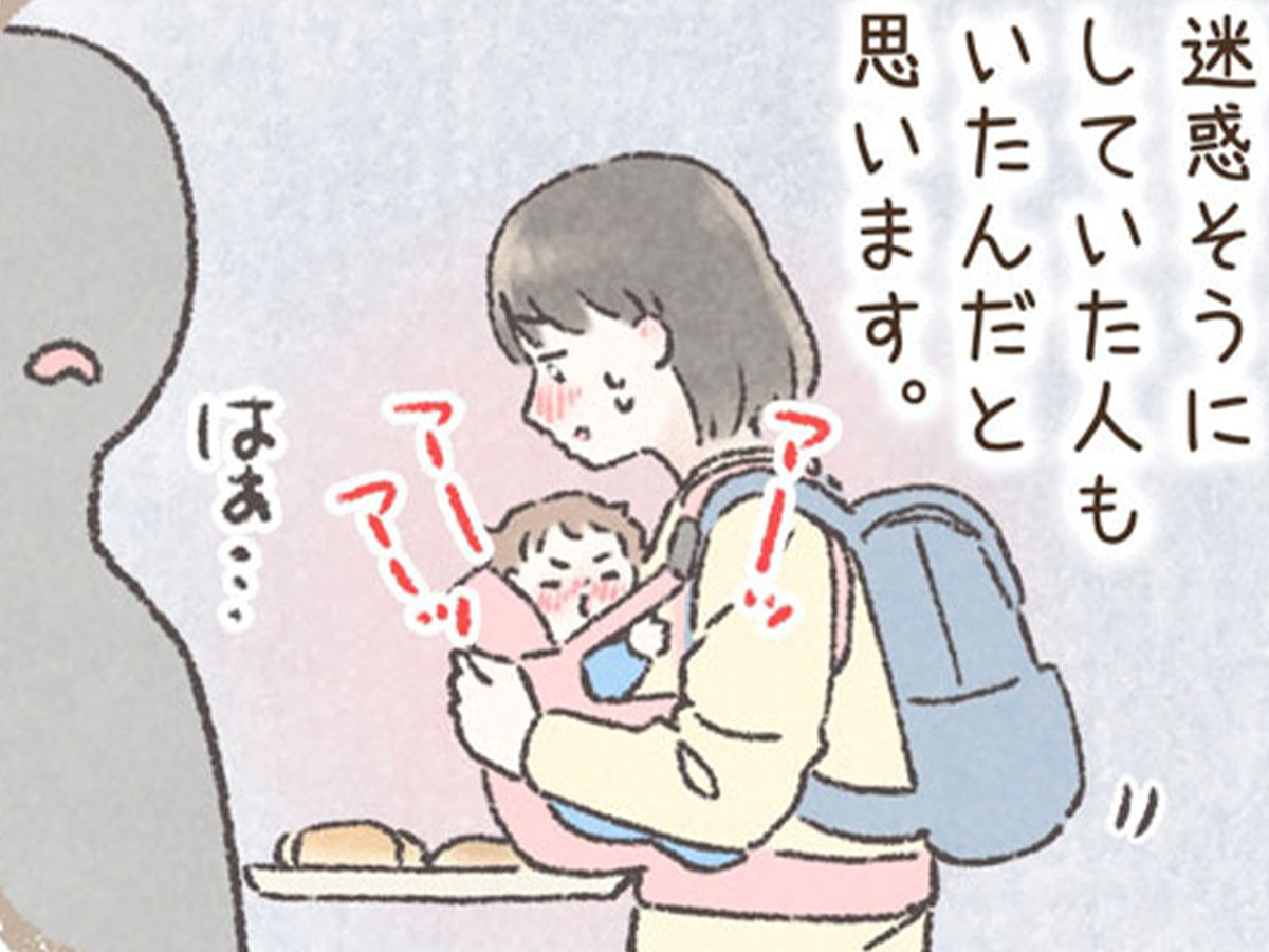 泣き出した赤ちゃんに焦る母親
