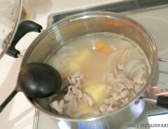 カレーを作る写真