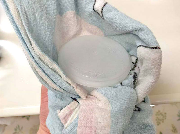 タオルと製氷カップの写真