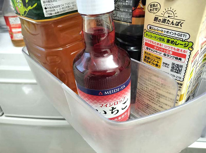 シロップと冷蔵庫の写真