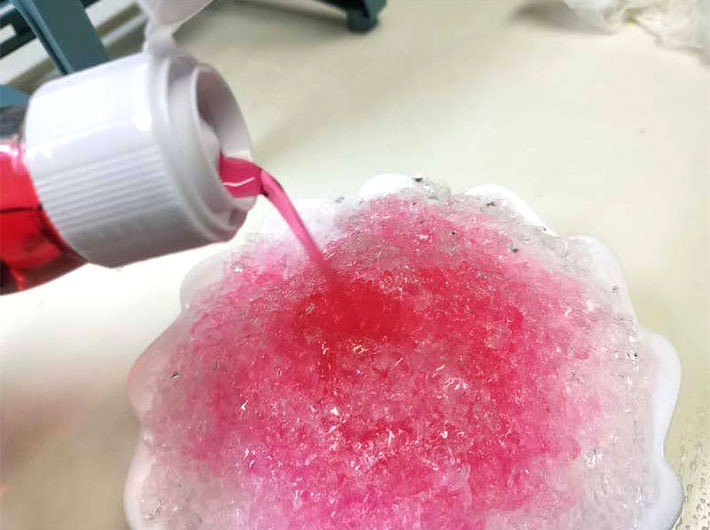 かき氷を作る写真