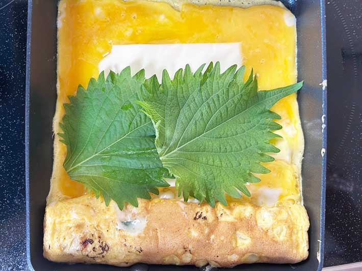 『大葉とチーズ入り卵焼き』を作る写真