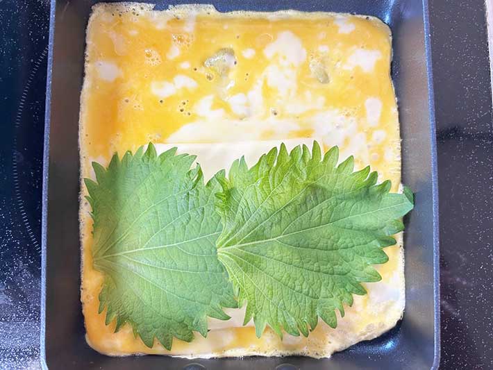 『大葉とチーズ入り卵焼き』を作る写真