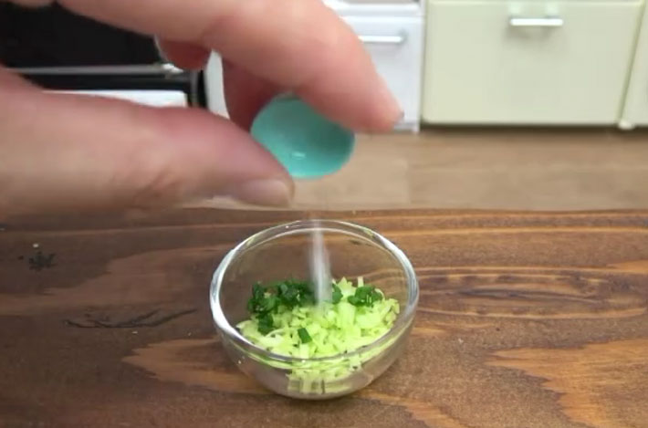 野菜を入れたボウルに塩を加える