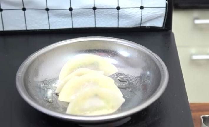 餃子に焼き目を付ける
