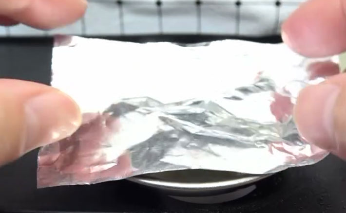 水を加えてアルミホイルで蓋をする