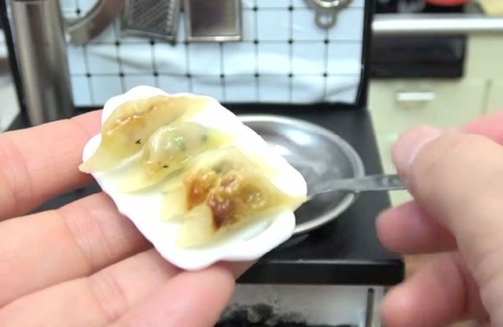 お皿に盛った餃子