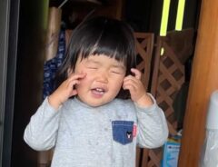ウソ泣きする２歳児