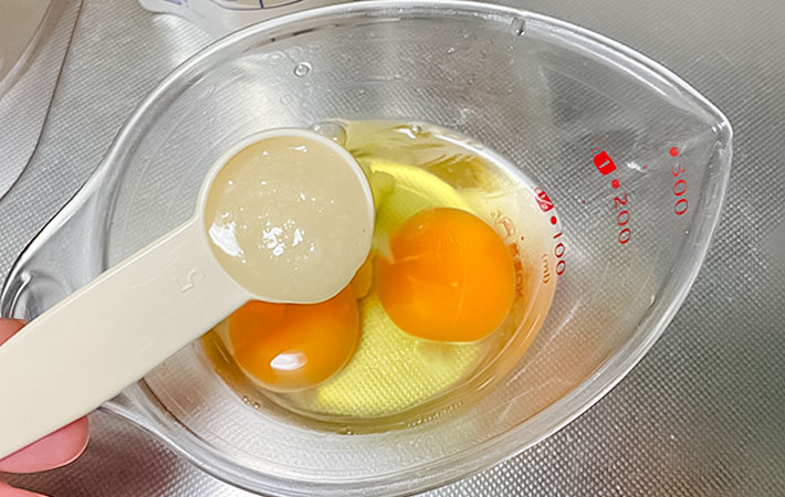 塩こうじ玉子焼きを作る写真