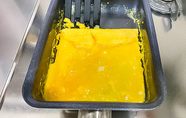 塩こうじ玉子焼きを作る写真