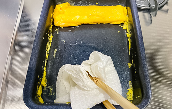 塩こうじ玉子焼きを作る写真