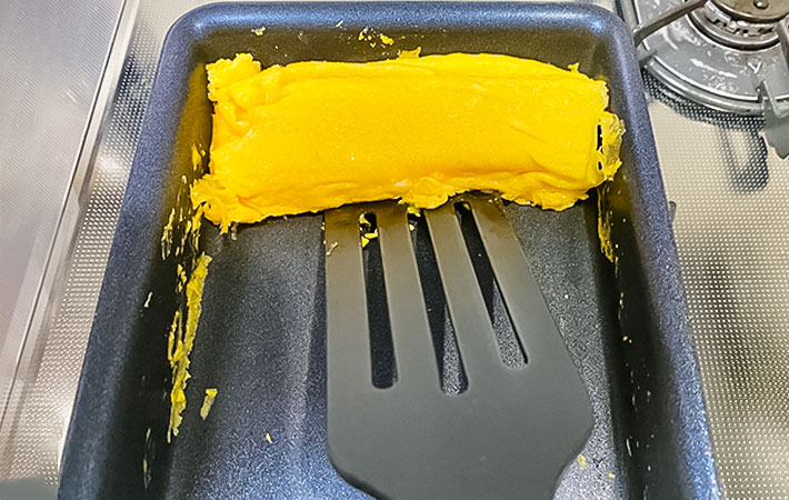塩こうじ玉子焼きを作る写真