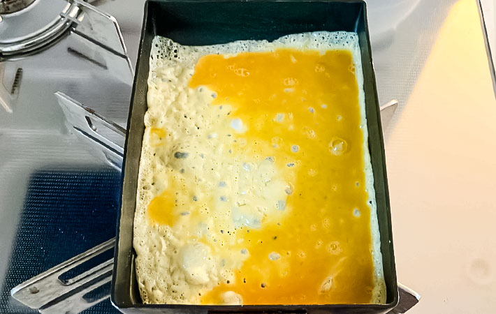 ハチミツ玉子焼きを作る写真