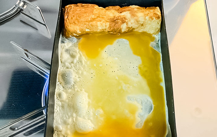ハチミツ玉子焼きを作る写真