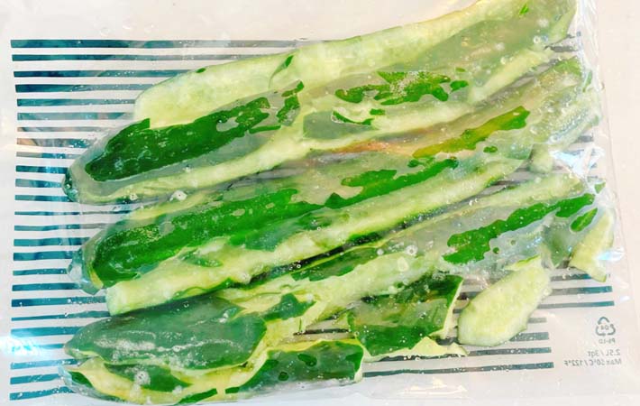 『塩昆布きゅうり』を作る写真