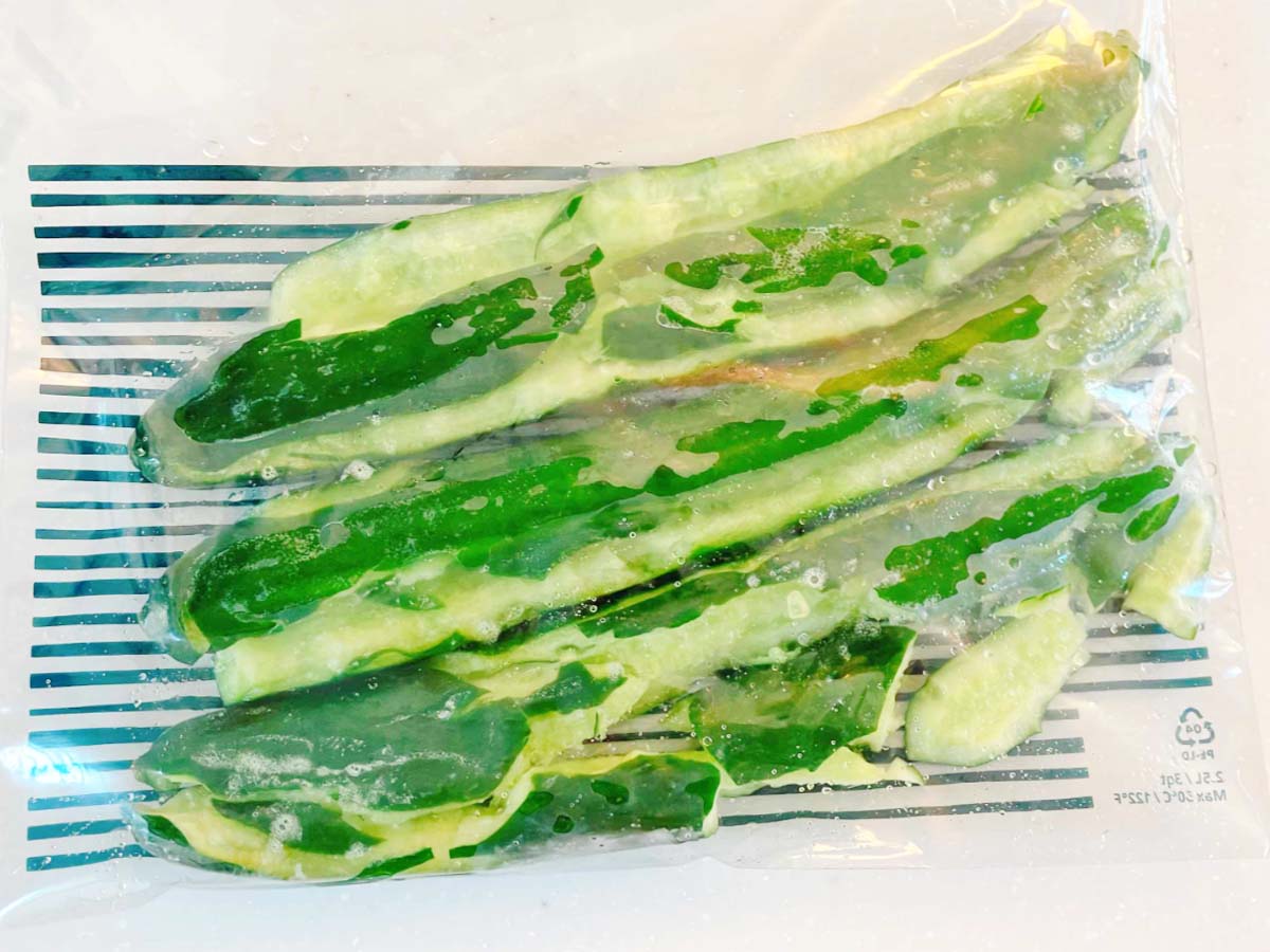 『塩昆布きゅうり』を作る写真