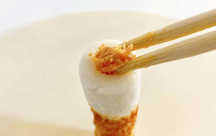 『鮭フレーク入りちくわ』を作る写真