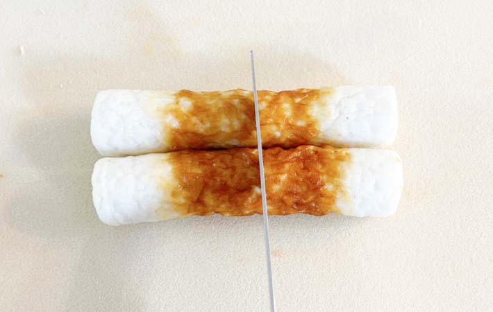 『鮭フレーク入りちくわ』を作る写真
