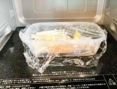 『鮭のレンジ蒸し』を作る写真