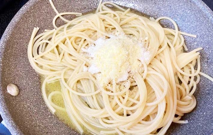 『カーチョ・エ・ペペ』を作る写真