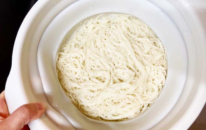そうめんの水を切る写真