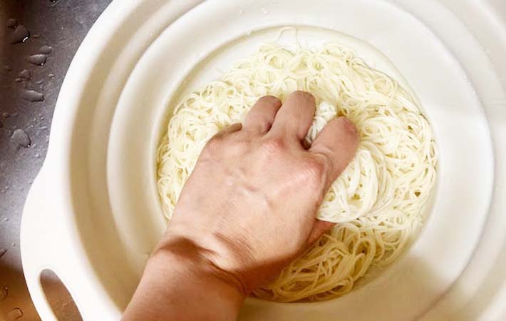 そうめんの水を切る写真