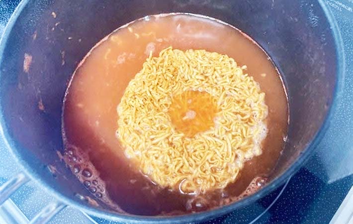 『ニンニクトマチキ』を作る写真