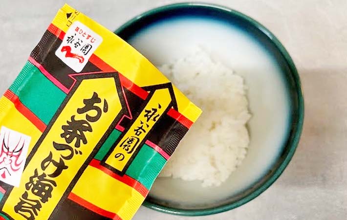 『しらすと梅干の冷やし茶づけ』を作る写真