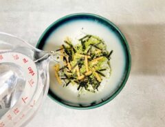 『しらすと梅干の冷やし茶づけ』を作る写真