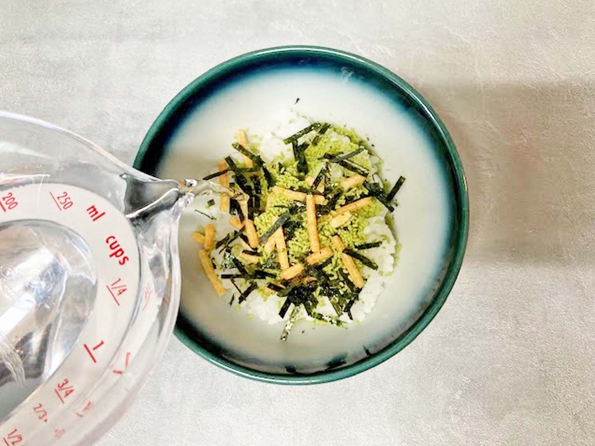 『しらすと梅干の冷やし茶づけ』を作る写真