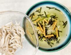 『しらすと梅干の冷やし茶づけ』を作る写真