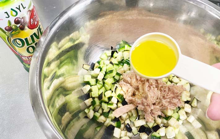 『彩り野菜の鶏だしそうめん』を作る写真